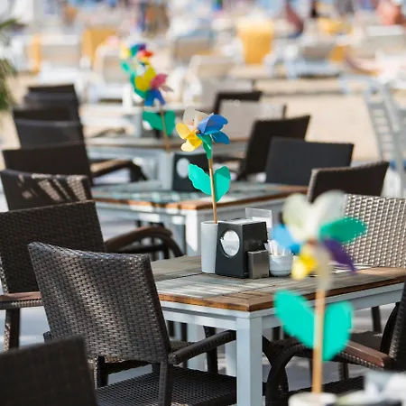 Blue Only Adult 16 Semesteranläggning (resort)
